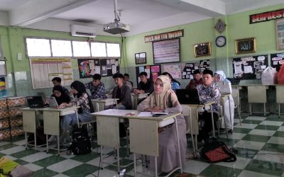 Pelatihan Praktek mengisi Website guru karyawan KB – RA Mujahidin